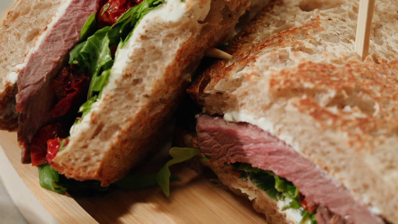 primer plano de un delicioso sándwich de carne de res