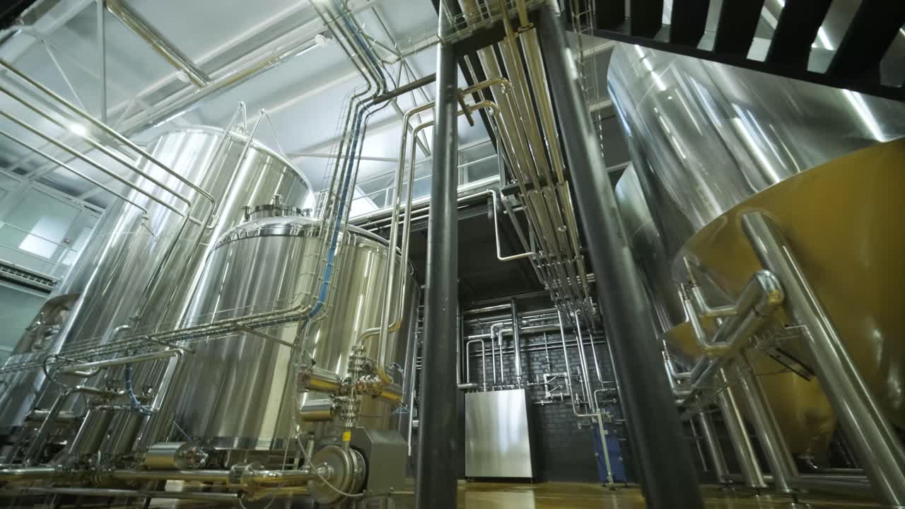 Pabrik bir kerajinan modern. Produksi bir kerajinan. Peralatan modern di pabrik bir, tangki logam, produksi minuman beralkohol