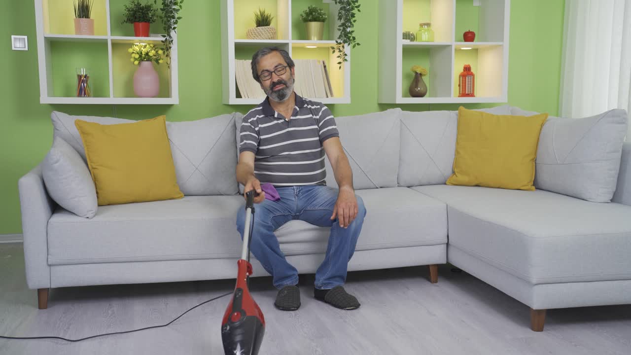 O homem idoso está limpando sozinho e está entediado