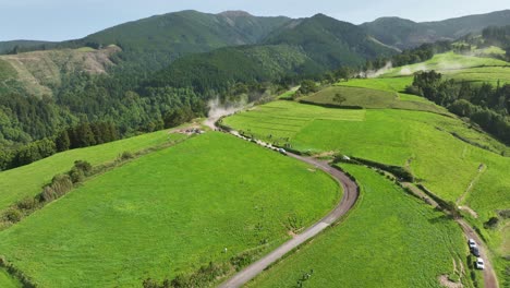 Während-Der-Graminhais-Etappe-Der-Azoren-Rallye-Rast-Ein-Auto-Auf-Einer-Unbefestigten-Straße-Einen-üppigen-Berghang-Hinunter