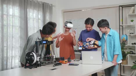 grupo de jóvenes asiáticos con impresión 3d y una computadora portátil trabajando en casa, tres niños disfrutan trabajando en el metaverso mientras dos niños discuten sobre una mano ciborg