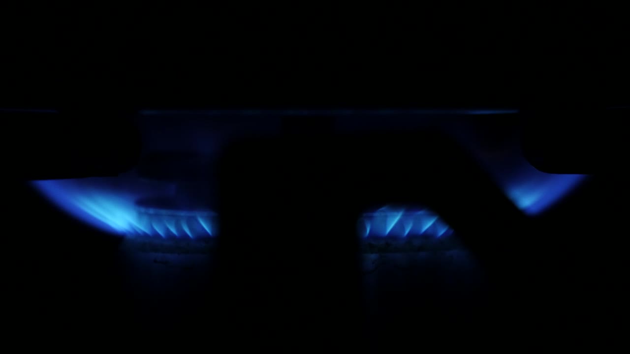 абстрактные газовые печи огонь на кухне в полночь