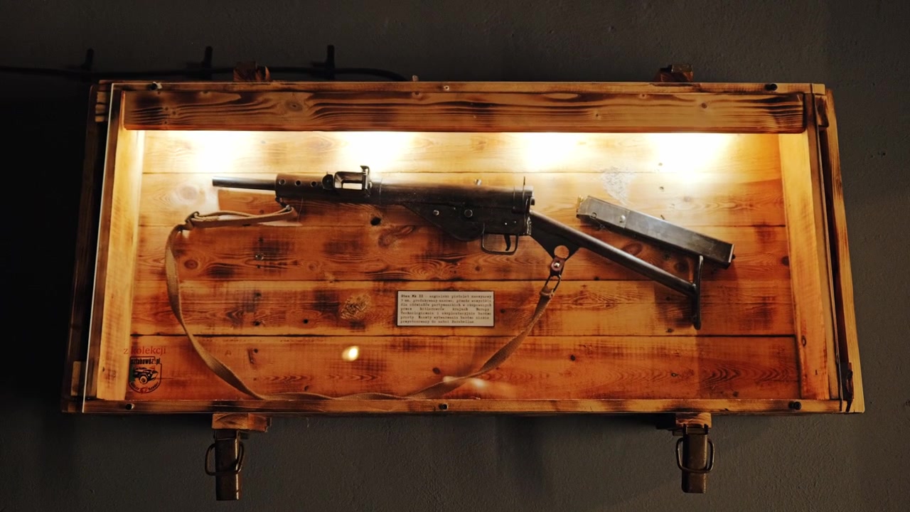 Esposizione dell'arma Sten Mk II della Seconda Guerra Mondiale all'interno di una vetrina di un museo storico.