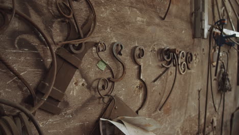 detalles de hierro forjado en la pared en el taller de herrería