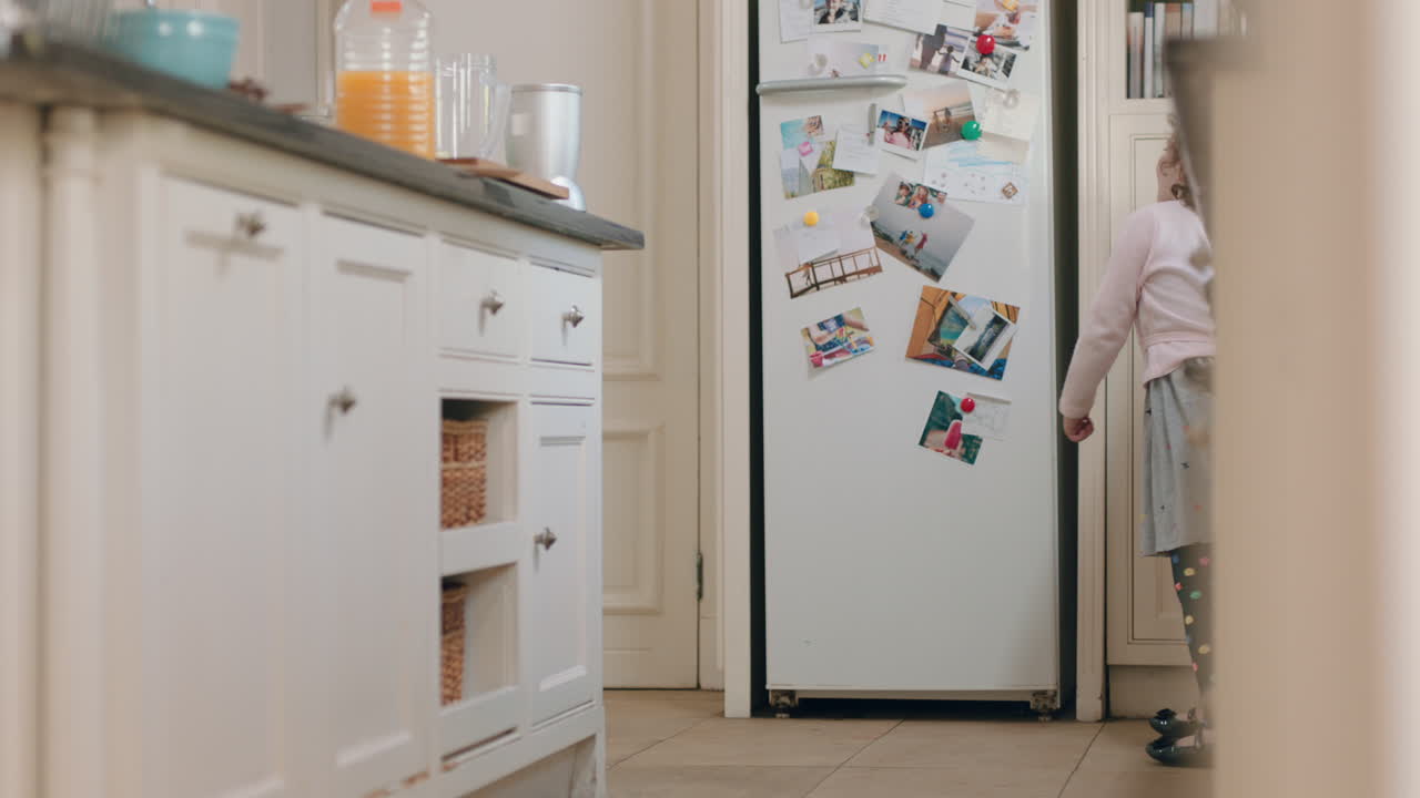 행복한 작은 소녀가 부 ⁇ 에서 춤을 추고 재미있는 춤 동작을 하고 집에서 주말을 즐기고 있습니다.