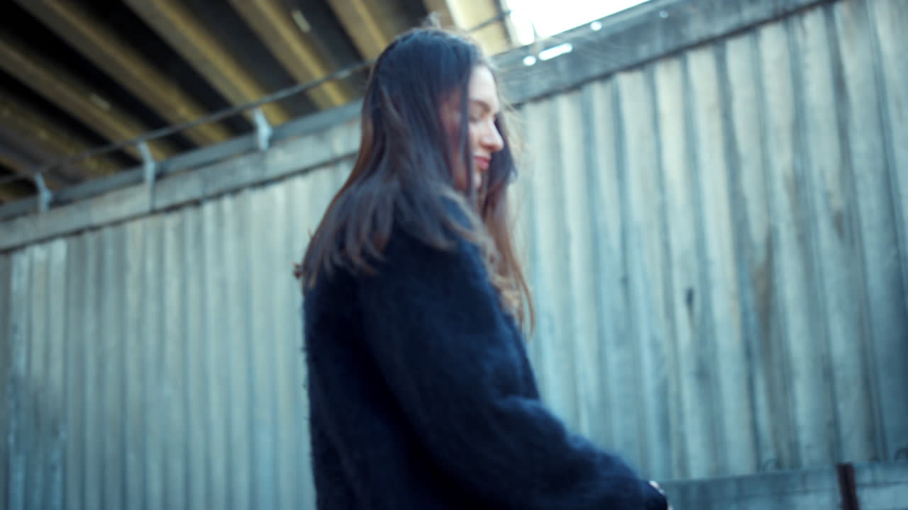 거리에서 카메라를 보고 있는 소녀. 머리에 모자를 끼고 미소 짓는 여자