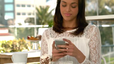 chica bonita usando su teléfono inteligente
