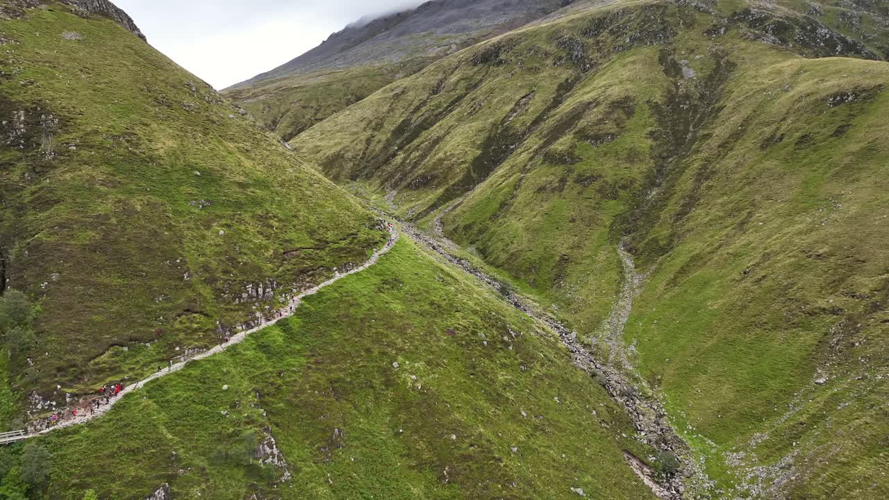 Ripresa drone 4K di un sentiero escursionistico che porta al Ben Nevis a Fort William