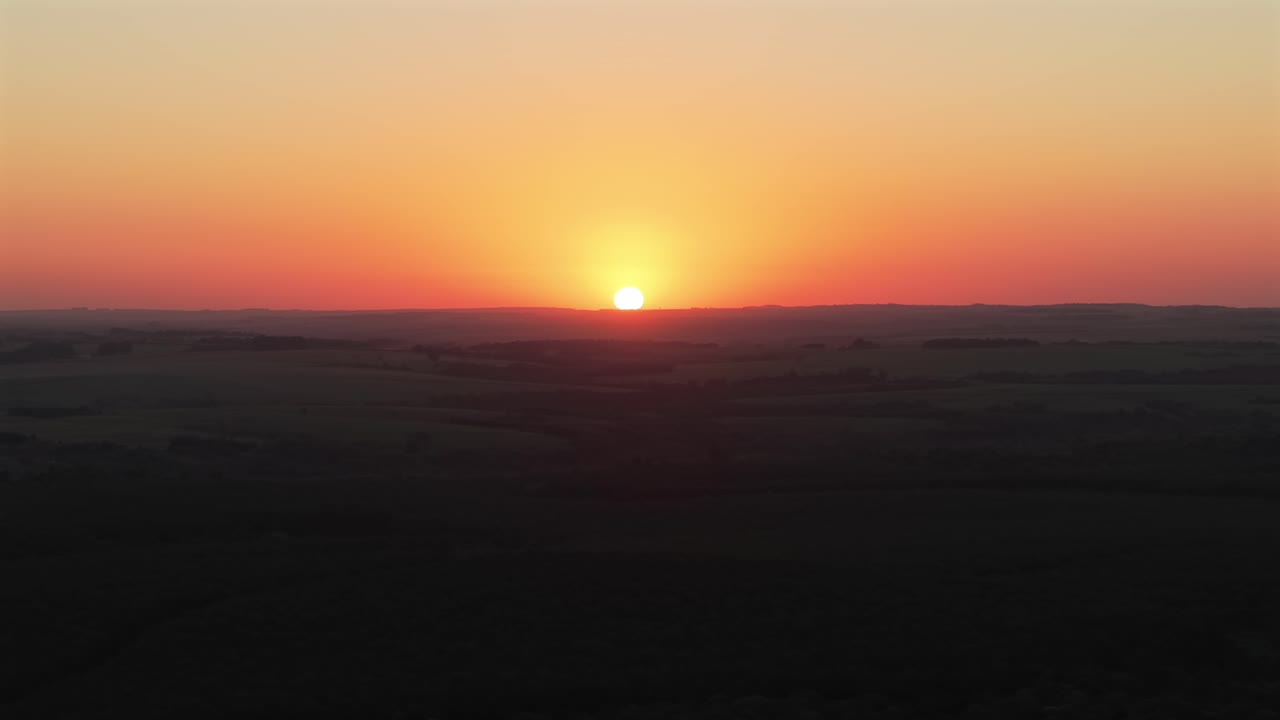 Vista aerea del caldo tramonto dorato sull'orizzonte lontano e sul paesaggio agricolo rurale