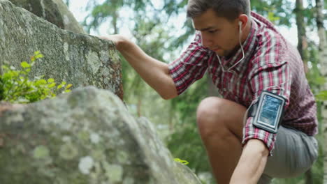 un hombre decidido con una mochila sube a un concepto de roca: la búsqueda de un objetivo 4k video