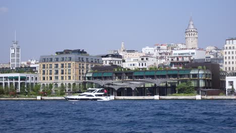 el horizonte del bósforo de estambul con la torre galata