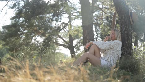 una mujer relajándose en un bosque.