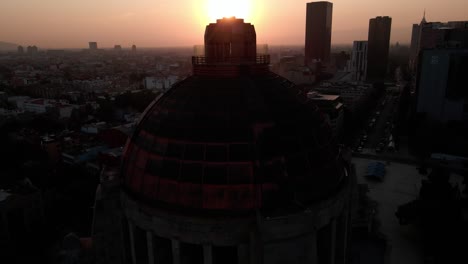 Primer-Plano-Drone-Aéreo-Ascendente---Monumento-A-La-Cúpula-De-La-Revolución---Plaza-De-La-República---Ciudad-De-México,-México---Puesta-De-Sol-amanecer