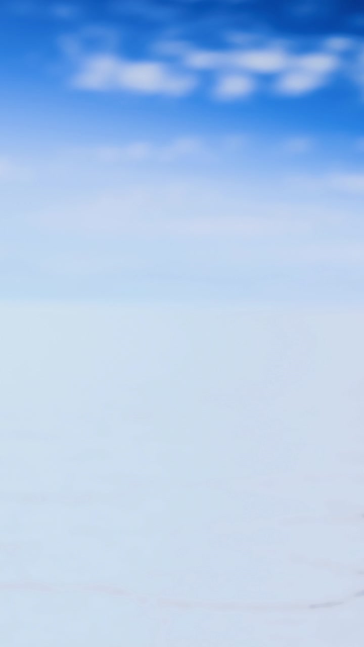 Paisagem invernal vasta com céu e gelo, sem presença humana.