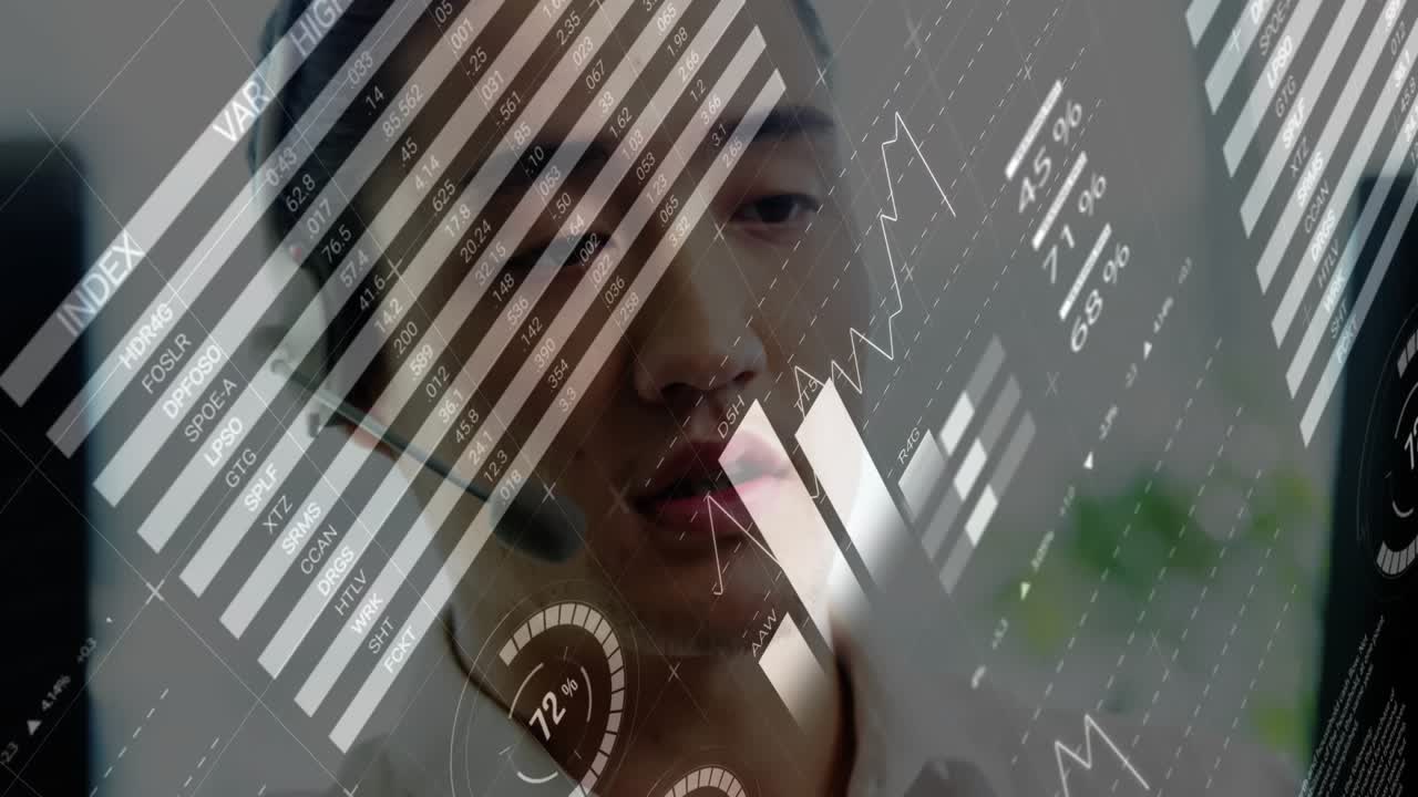 Animazione dell'elaborazione di dati su un uomo d'affari asiatico che usa un auricolare telefonico