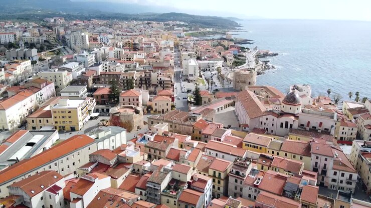 Scatto aereo sul centro storico di Alghero, Sardegna, con vista sulla città in una splendida giornata di sole