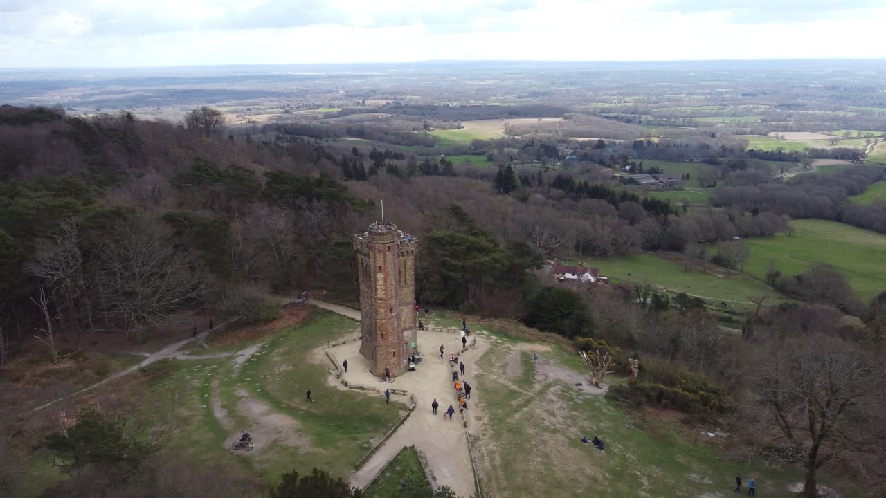 Leith Hill och Tower, utsiktsplats i Surrey Hills över södra England, drönarfilm med panorering