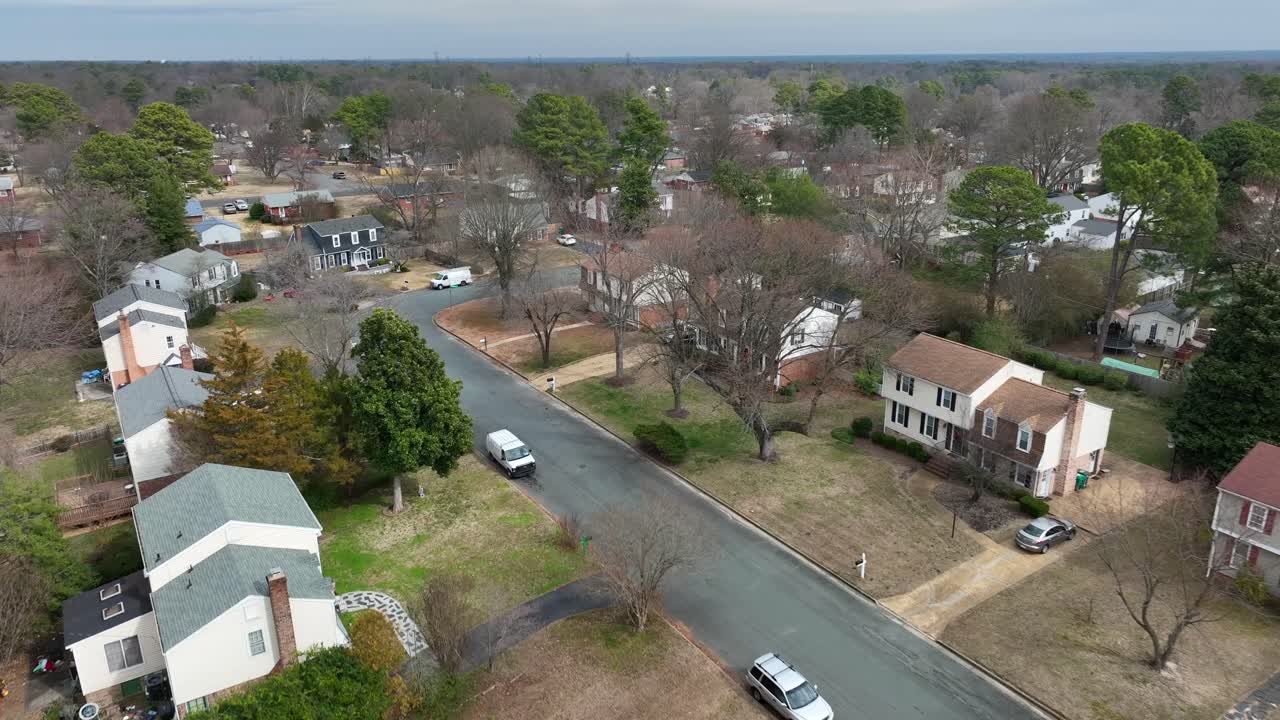 vuelo de drones sobre hermosas casas estadounidenses en el vecindario de los suburbios