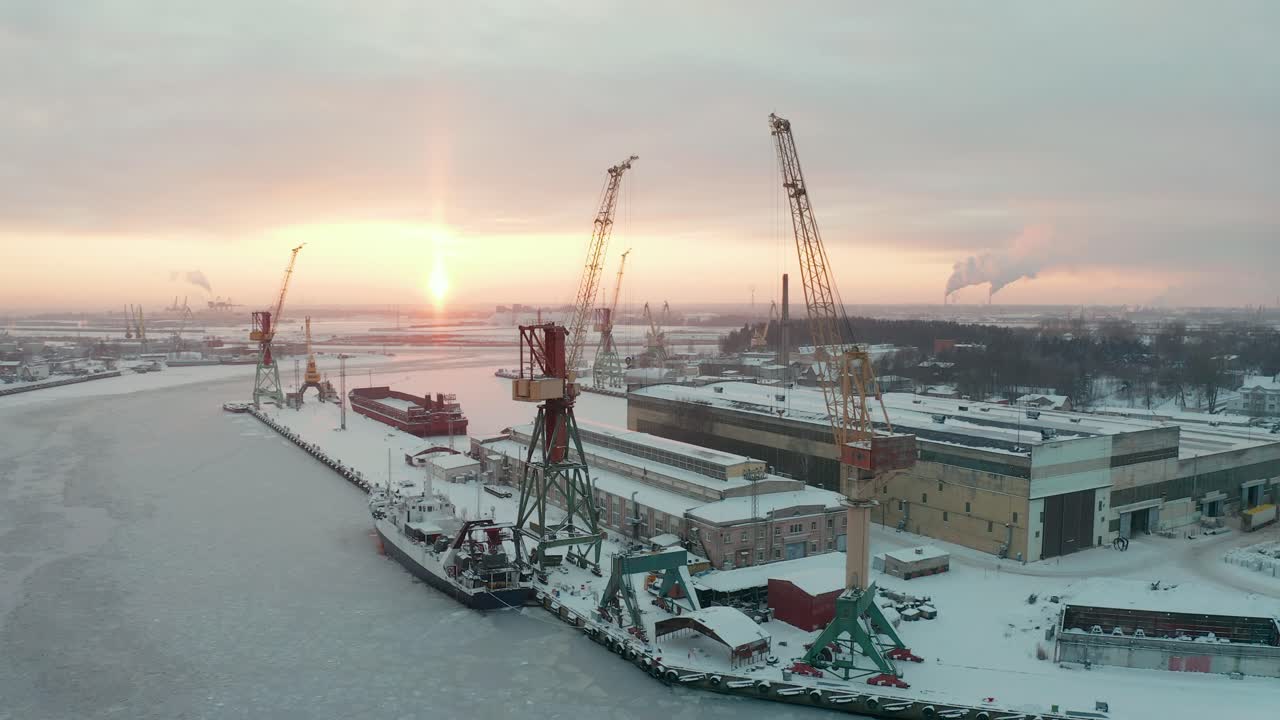 вид с воздуха на промышленный порт зимой, покрытый шоу, замерзшая вода