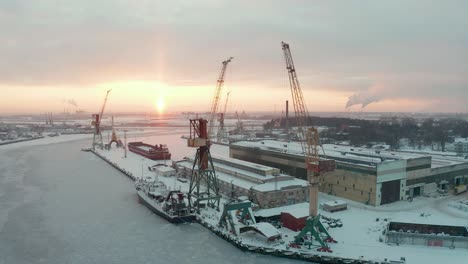 Vista-Aérea-Del-Puerto-Industrial-En-Invierno,-Cubierto-De-Espectáculo,-Agua-Congelada