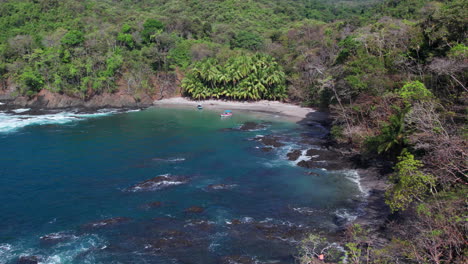 Disparo-Aéreo-Desde-Una-Plataforma-Rodante-Hacia-Barcos-Anclados-En-Una-Playa-Tranquila-En-La-Isla-Cebaco