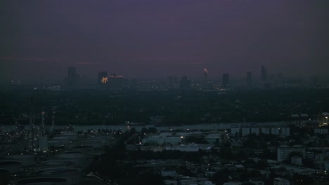 Die-Dämmerung-Setzt-über-Bangkoks-Stadtgebieten-Ein,-Der-Himmel-Ist-In-Einem-Rosa-Farbverlauf-Gehalten