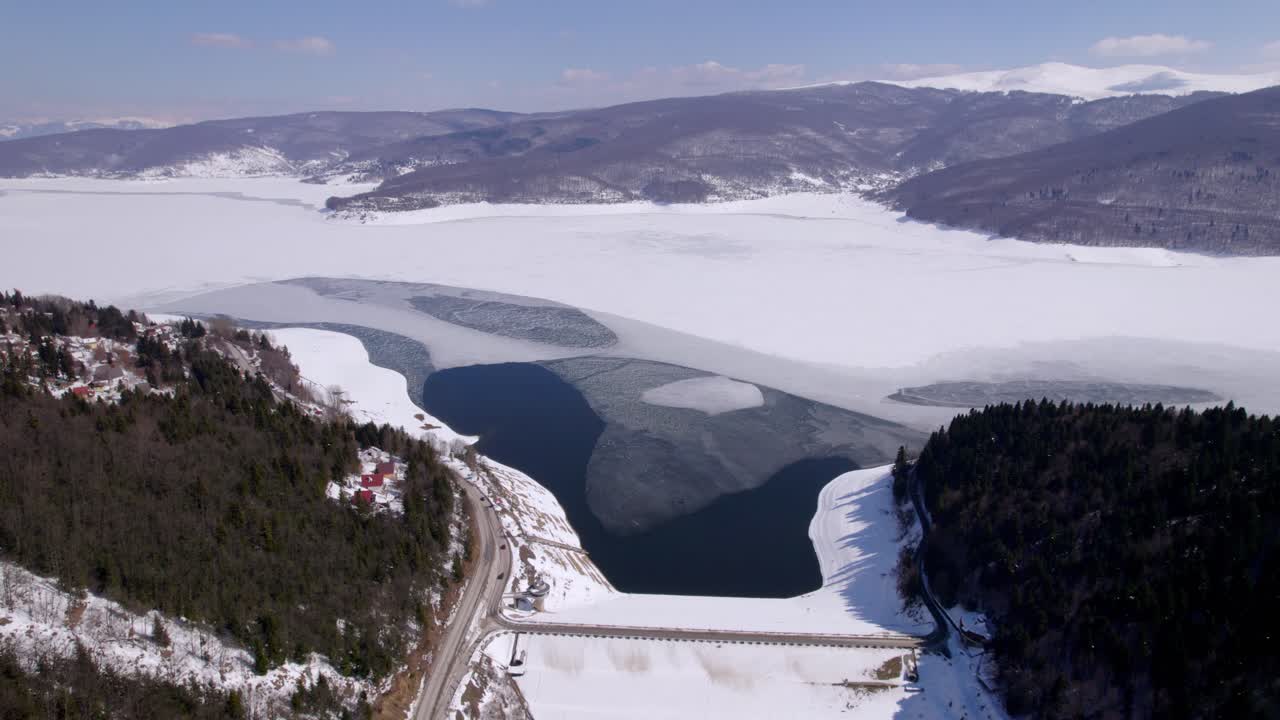 fotografía aérea que muestra un paisaje de invierno macedonio con carreteras, bosques, montañas y lagos