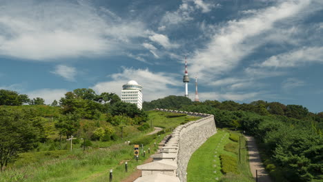 여름 날 에 서울 성벽 과 남산 탑
