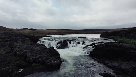 Vuelo-Bajo-Sobre-Los-Rápidos-Del-Río-En-Islandia