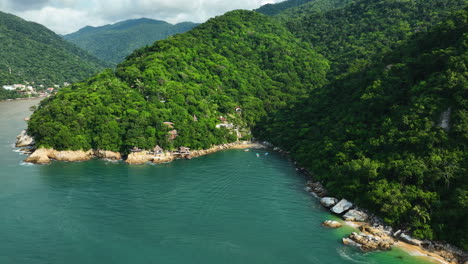 Luftaufnahme-Rund-Um-Den-Strand-Von-Colomitos,-Sonniger-Tag-In-Puerto-Vallarta,-Mexiko