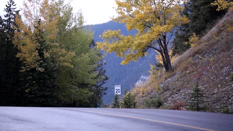 Hombre-Caminando-En-Una-Carretera-De-Montaña-Vacía