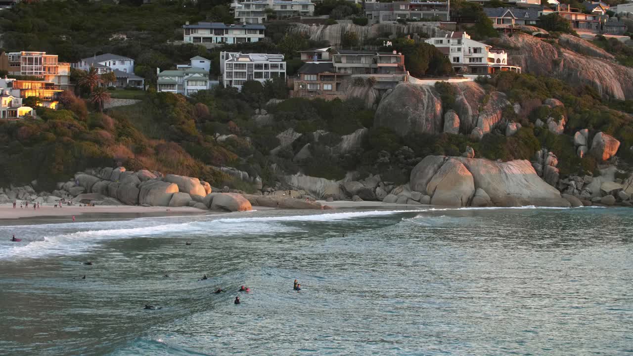 surfistas esperando para atrapar una ola