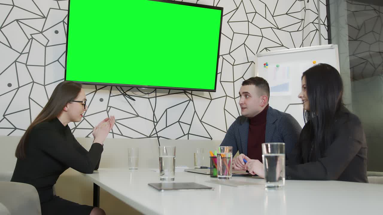 conferencia en la oficina entre el gerente, el jefe de la empresa y el empleado de nacionalidades europeas.