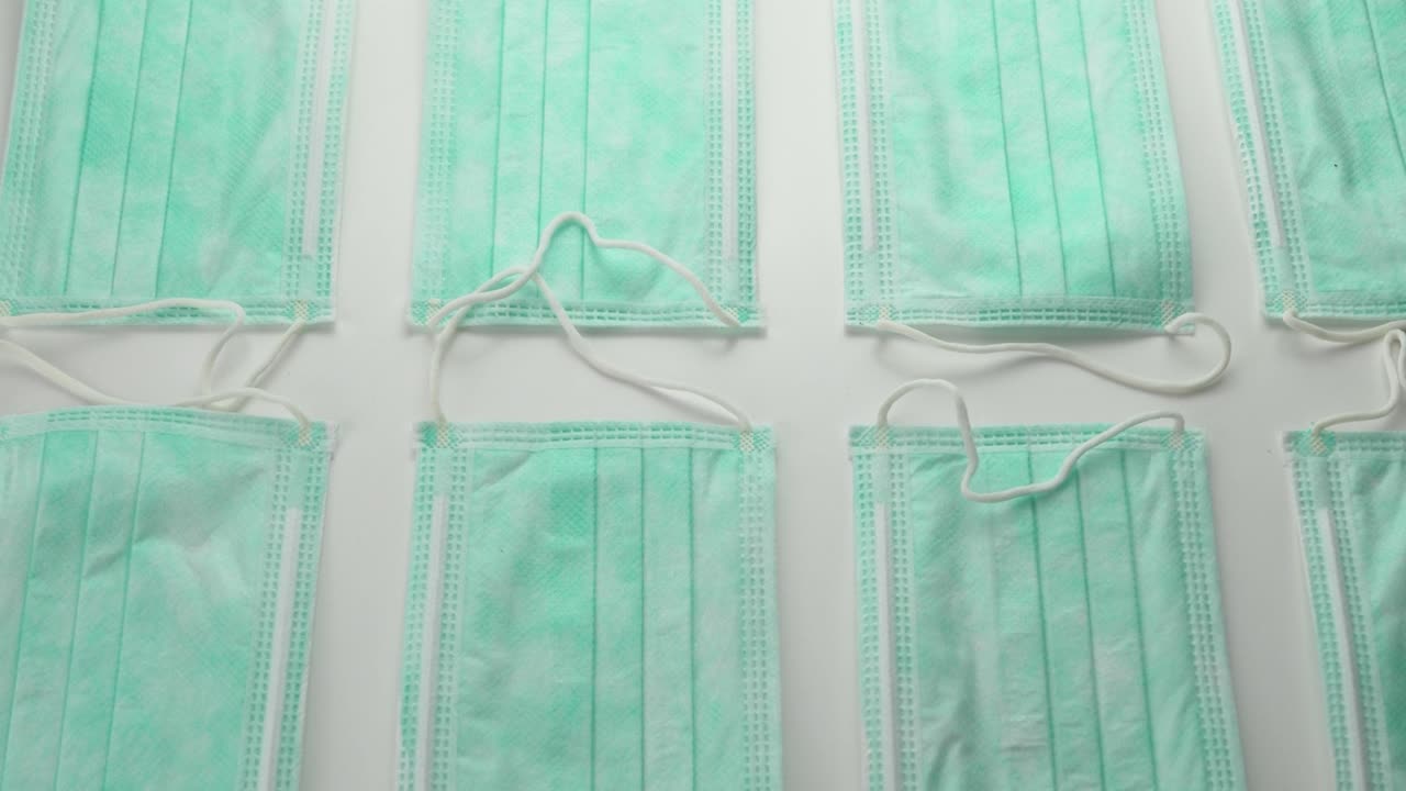 máscaras faciales quirúrgicas desechables mostradas en fila - toma de diapositiva superior