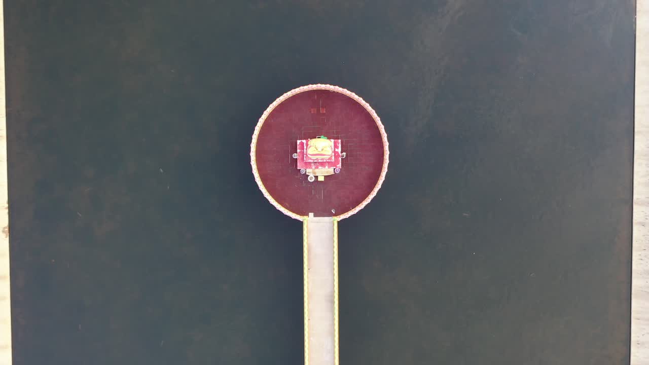 연못 에 있는 원형 섬 에 있는 사원 의 공중 풍경