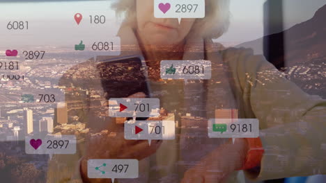 iconos digitales con un número cada vez mayor de mujeres mayores que usan teléfonos inteligentes contra el paisaje urbano