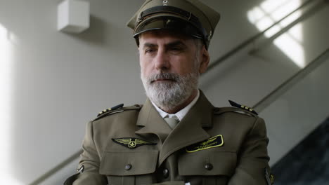 hombre con uniforme militar