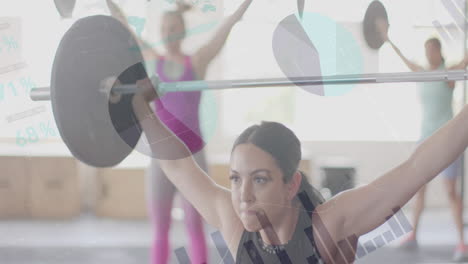 animación de la interfaz de procesamiento de datos sobre mujeres caucásicas entrenamiento con pesas con barras en el gimnasio