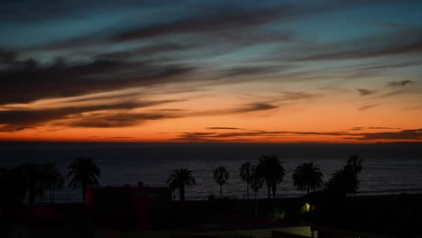 puesta de sol en la playa de santa mónica, lapso de tiempo del sol poniéndose en el agua del océano