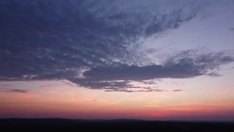 lapso de tiempo de un cielo al atardecer lleno de nubes