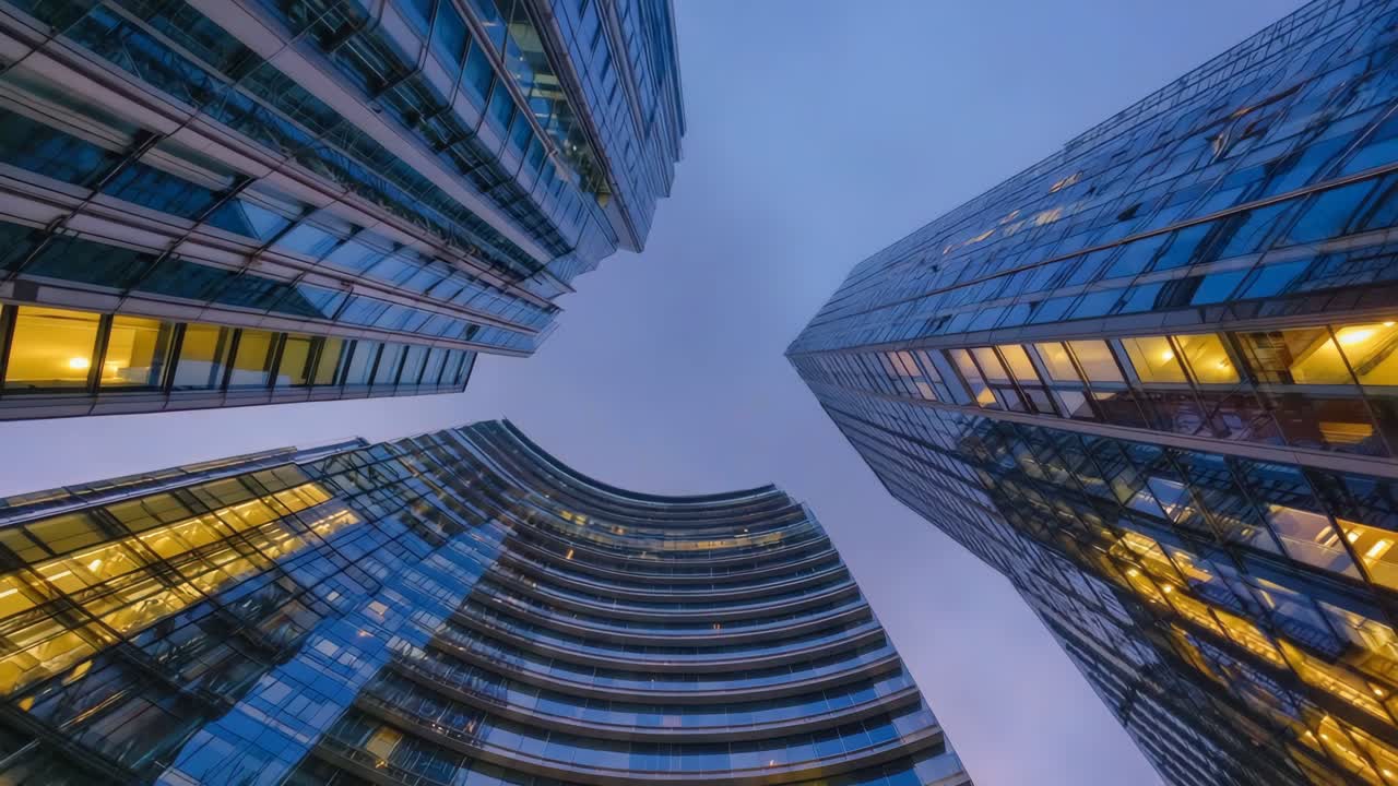 rascacielos modernos por la noche