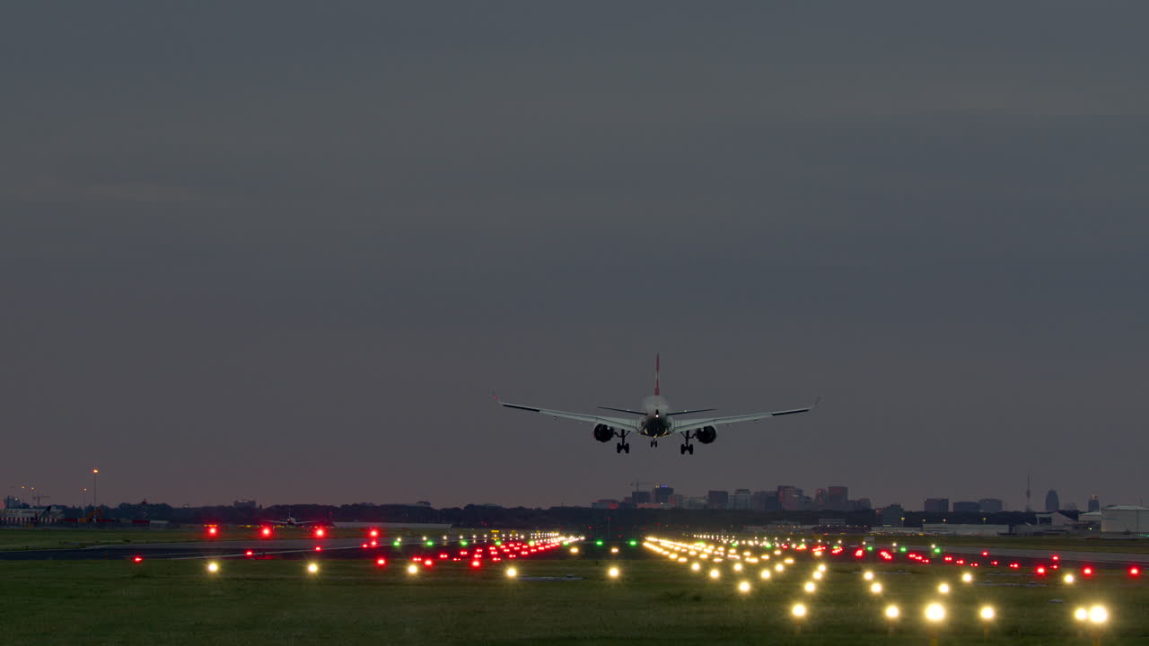 avión aterrizando en la noche