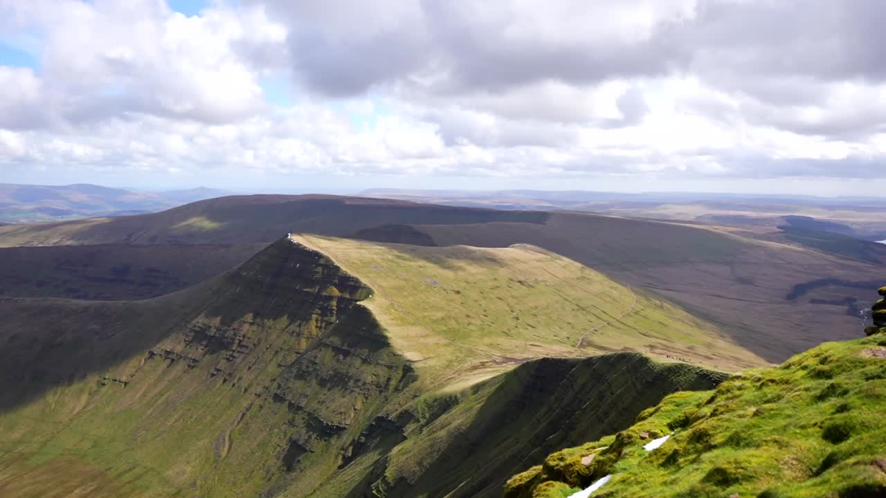 브레콘 비콘 (brecon beacons) 의 산악 풍경을 보여주는 펜 유 팬 피크 (pen y fan peak) 에서 크리빈 (cribyn) 의 왼쪽