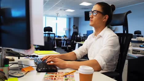 diseñador gráfico masculino trabajando en un escritorio