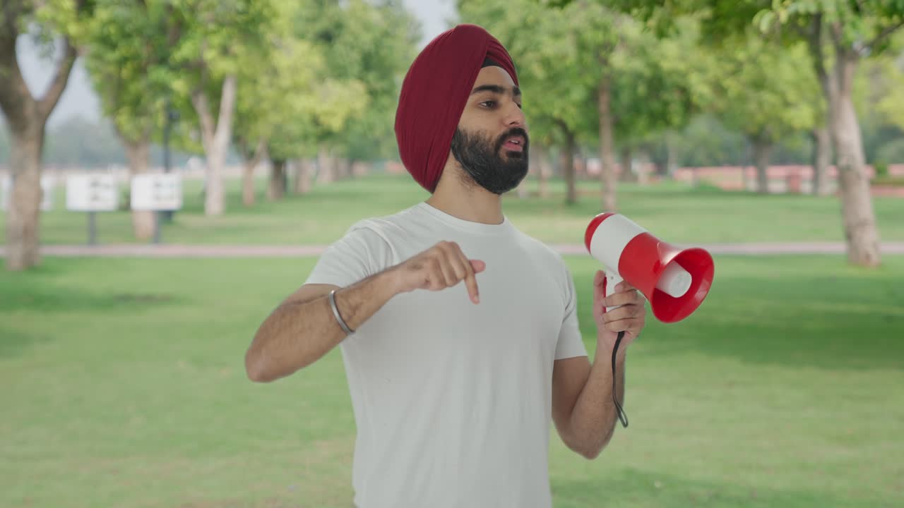 Uomo Sikh indiano arrabbiato che protesta per i diritti nel parco