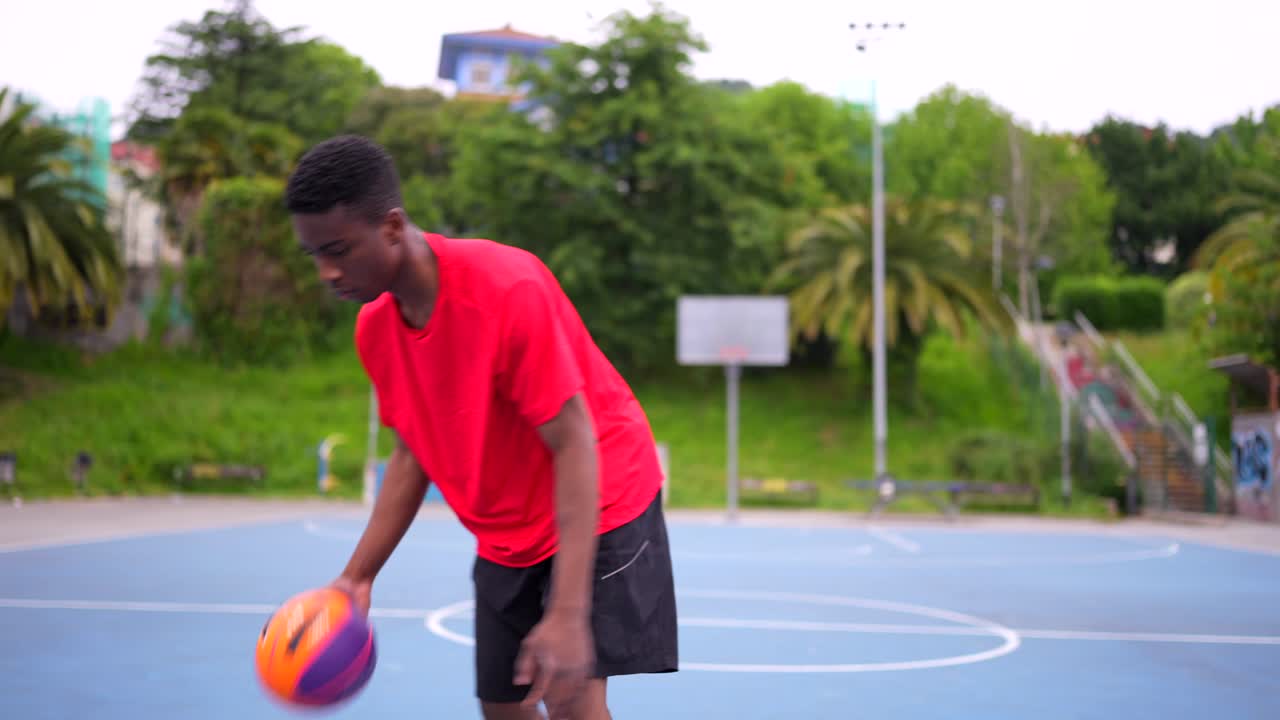 hombre jugando al baloncesto en una cancha al aire libre