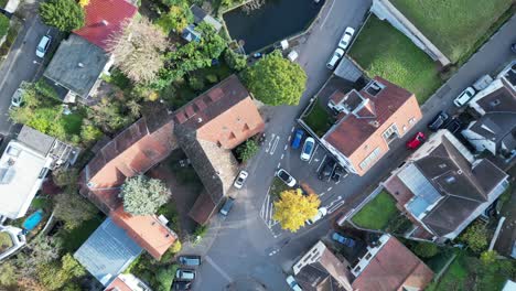 drone aéreo de arriba hacia abajo disparado volando a lo largo de una calle típica en heidelberg