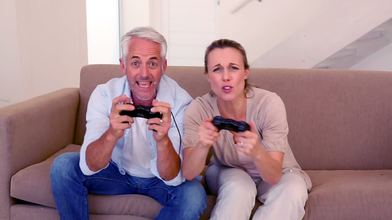 una pareja feliz jugando a videojuegos