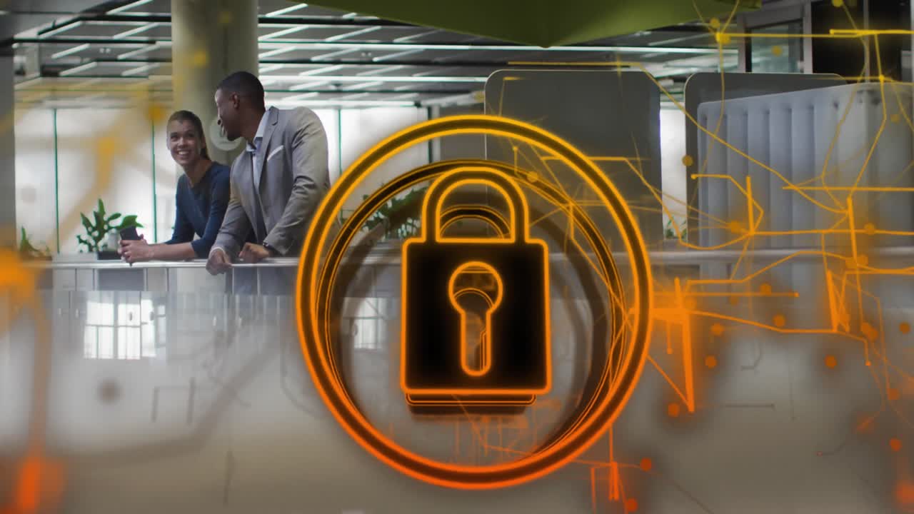 animación de un candado en círculo con patrón de navegación, diversos compañeros de trabajo compartiendo ideas en la oficina