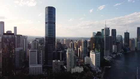 Brisbane-River-Y-El-Centro-De-Brisbane-Skytower-Por-Cllix-En-Queensland-En-Australia,-Centro-Ribereño